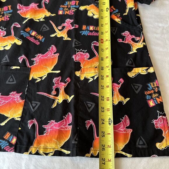 Disney Lion King Scrub Top Women size XS Black Hakuna‎ Matata Short Sleeve K15 - Picture 4 of 8